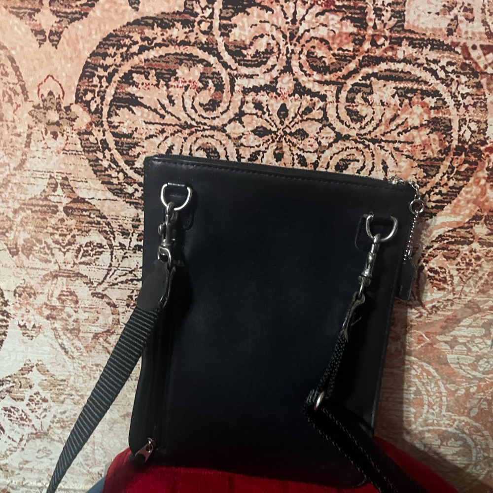 Coach bag good use condition. Please refer to all of the pictures.